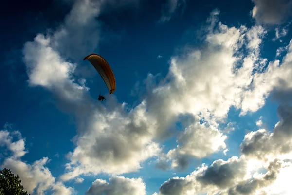 Parapente sur fond de ciel nuageux — Photo