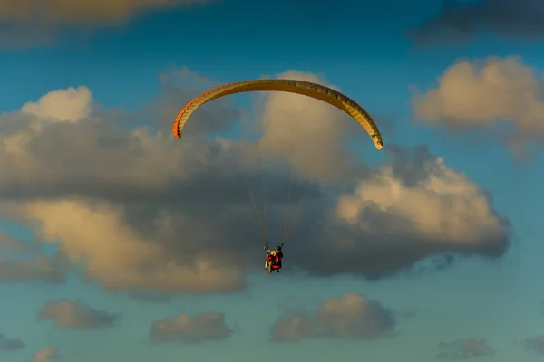 滑翔伞的多云的天空背景上 — 图库照片