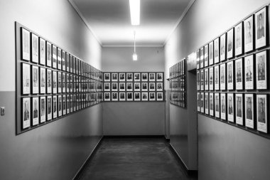 Auschwitz ve Auschwitz-Birkenau, siyah beyaz fotoğraflar, anıt alanı