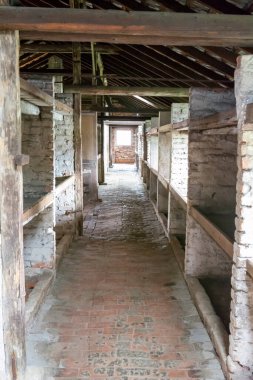 Auschwitz ve Auschwitz-Birkenau, barakalar içeride..