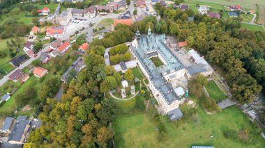 St. Anne Dağı 'nda bir bazilikası ve tapınağı olan muhteşem bir manastır, Silezya' da Polonya 'da Hıristiyan ibadeti yapılan bir yer, hava fotoğrafları.