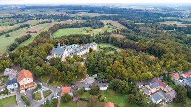 St. Anne Dağı 'nda bir bazilikası ve tapınağı olan muhteşem bir manastır, Silezya' da Polonya 'da Hıristiyan ibadeti yapılan bir yer, hava fotoğrafları.