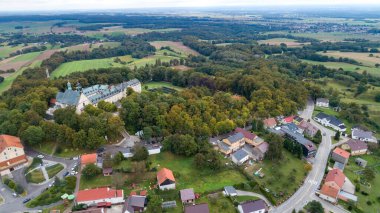 St. Anne Dağı 'nda bir bazilikası ve tapınağı olan muhteşem bir manastır, Silezya' da Polonya 'da Hıristiyan ibadeti yapılan bir yer, hava fotoğrafları.