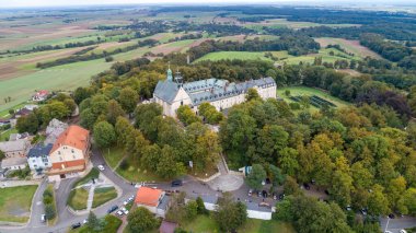 St. Anne Dağı 'nda bir bazilikası ve tapınağı olan muhteşem bir manastır, Silezya' da Polonya 'da Hıristiyan ibadeti yapılan bir yer, hava fotoğrafları.