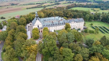 St. Anne Dağı 'nda bir bazilikası ve tapınağı olan muhteşem bir manastır, Silezya' da Polonya 'da Hıristiyan ibadeti yapılan bir yer, hava fotoğrafları.