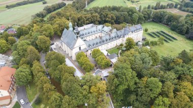 St. Anne Dağı 'nda bir bazilikası ve tapınağı olan muhteşem bir manastır, Silezya' da Polonya 'da Hıristiyan ibadeti yapılan bir yer, hava fotoğrafları.