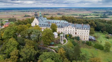 St. Anne Dağı 'nda bir bazilikası ve tapınağı olan muhteşem bir manastır, Silezya' da Polonya 'da Hıristiyan ibadeti yapılan bir yer, hava fotoğrafları.