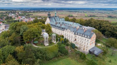 St. Anne Dağı 'nda bir bazilikası ve tapınağı olan muhteşem bir manastır, Silezya' da Polonya 'da Hıristiyan ibadeti yapılan bir yer, hava fotoğrafları.