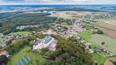 St. Anne Dağı 'nda bir bazilikası ve tapınağı olan muhteşem bir manastır, Silezya' da Polonya 'da Hıristiyan ibadeti yapılan bir yer, hava fotoğrafları.