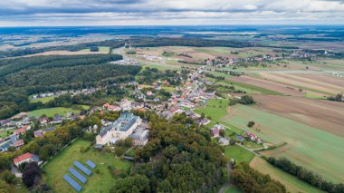 St. Anne Dağı 'nda bir bazilikası ve tapınağı olan muhteşem bir manastır, Silezya' da Polonya 'da Hıristiyan ibadeti yapılan bir yer, hava fotoğrafları.