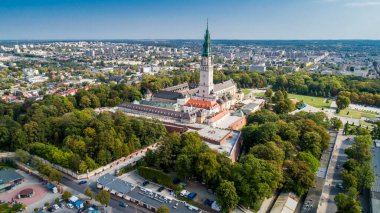 Polonya, Çek Cumhuriyeti. Jasna Gra, tepedeki manastır ve kiliseyi güçlendirdi. Meşhur tarihi yer ve Siyahi Madonna mucizevi ikonu olan Polonya Katolik hac alanı. Sonbaharda hava görüntüsü.