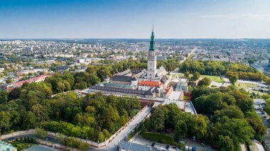 Polonya, Çek Cumhuriyeti. Jasna Gra, tepedeki manastır ve kiliseyi güçlendirdi. Meşhur tarihi yer ve Siyahi Madonna mucizevi ikonu olan Polonya Katolik hac alanı. Sonbaharda hava görüntüsü.
