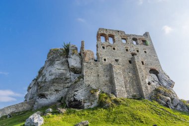 Ortaçağ şatosunun Ogrodzieniec kalıntıları. Polonya 'nın Ogrodzieniec kentinde bulunan Czestochowa bölgesi, Polan.Ortaçağ şatosu kalıntıları. Hava görünümü.