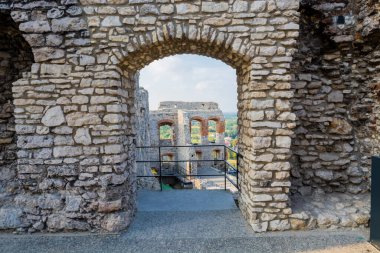 Ortaçağ şatosunun Ogrodzieniec kalıntıları. Polonya 'nın Ogrodzieniec kentinde bulunan Czestochowa bölgesi, Polan.Ortaçağ şatosu kalıntıları. Hava görünümü.
