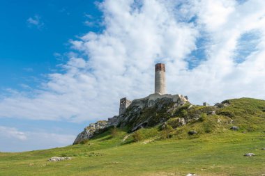 Sonbahar manzaralı Olsztyn köyündeki ortaçağ şatosu. Kartal Yuvalarının İzi (Szlak Orlich Gniazd). Krakow - Czestochowa Upland.