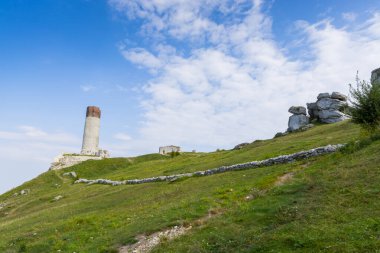 Sonbahar manzaralı Olsztyn köyündeki ortaçağ şatosu. Kartal Yuvalarının İzi (Szlak Orlich Gniazd). Krakow - Czestochowa Upland.