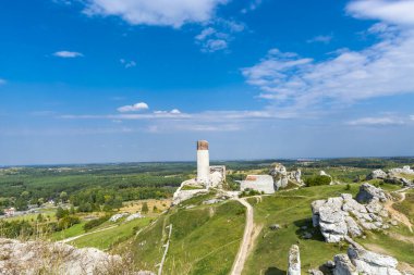 Sonbahar manzaralı Olsztyn köyündeki ortaçağ şatosu. Kartal Yuvalarının İzi (Szlak Orlich Gniazd). Krakow - Czestochowa Upland.
