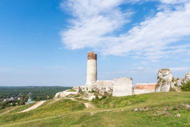 Sonbahar manzaralı Olsztyn köyündeki ortaçağ şatosu. Kartal Yuvalarının İzi (Szlak Orlich Gniazd). Krakow - Czestochowa Upland.