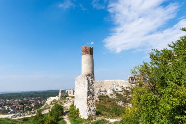 Sonbahar manzaralı Olsztyn köyündeki ortaçağ şatosu. Kartal Yuvalarının İzi (Szlak Orlich Gniazd). Krakow - Czestochowa Upland.