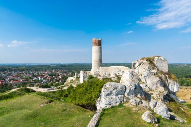 Sonbahar manzaralı Olsztyn köyündeki ortaçağ şatosu. Kartal Yuvalarının İzi (Szlak Orlich Gniazd). Krakow - Czestochowa Upland.