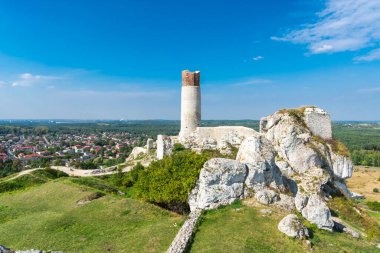Sonbahar manzaralı Olsztyn köyündeki ortaçağ şatosu. Kartal Yuvalarının İzi (Szlak Orlich Gniazd). Krakow - Czestochowa Upland.