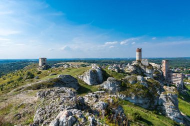 Sonbahar manzaralı Olsztyn köyündeki ortaçağ şatosu. Kartal Yuvalarının İzi (Szlak Orlich Gniazd). Krakow - Czestochowa Upland.