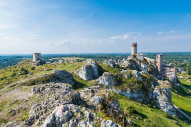 Sonbahar manzaralı Olsztyn köyündeki ortaçağ şatosu. Kartal Yuvalarının İzi (Szlak Orlich Gniazd). Krakow - Czestochowa Upland.