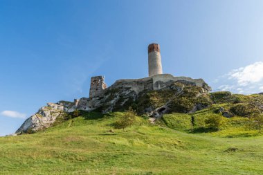 Sonbahar manzaralı Olsztyn köyündeki ortaçağ şatosu. Kartal Yuvalarının İzi (Szlak Orlich Gniazd). Krakow - Czestochowa Upland.