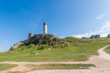 Sonbahar manzaralı Olsztyn köyündeki ortaçağ şatosu. Kartal Yuvalarının İzi (Szlak Orlich Gniazd). Krakow - Czestochowa Upland.