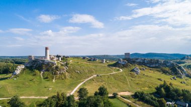 Sonbahar manzaralı Olsztyn köyündeki ortaçağ şatosu. Kartal Yuvalarının İzi (Szlak Orlich Gniazd). Krakow - Czestochowa Upland.