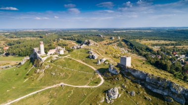 Sonbahar manzaralı Olsztyn köyündeki ortaçağ şatosu. Kartal Yuvalarının İzi (Szlak Orlich Gniazd). Krakow - Czestochowa Upland.