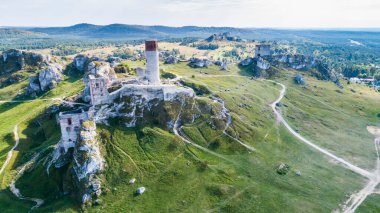 Sonbahar manzaralı Olsztyn köyündeki ortaçağ şatosu. Kartal Yuvalarının İzi (Szlak Orlich Gniazd). Krakow - Czestochowa Upland.