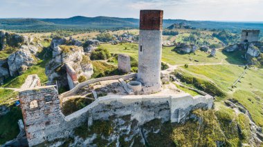 Sonbahar manzaralı Olsztyn köyündeki ortaçağ şatosu. Kartal Yuvalarının İzi (Szlak Orlich Gniazd). Krakow - Czestochowa Upland.