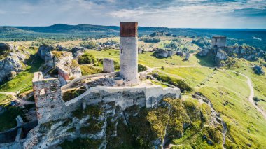 Sonbahar manzaralı Olsztyn köyündeki ortaçağ şatosu. Kartal Yuvalarının İzi (Szlak Orlich Gniazd). Krakow - Czestochowa Upland.