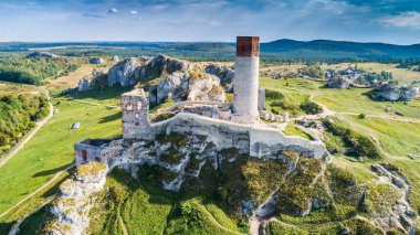 Sonbahar manzaralı Olsztyn köyündeki ortaçağ şatosu. Kartal Yuvalarının İzi (Szlak Orlich Gniazd). Krakow - Czestochowa Upland.