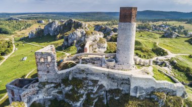 Sonbahar manzaralı Olsztyn köyündeki ortaçağ şatosu. Kartal Yuvalarının İzi (Szlak Orlich Gniazd). Krakow - Czestochowa Upland.