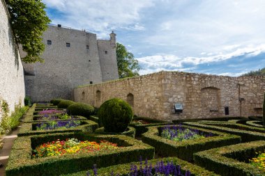 Polonya 'nın Krakow kenti yakınlarındaki kireçtaşı uçurumu Pieskowa Skala, izole kaya 