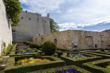 Polonya 'nın Krakow kenti yakınlarındaki kireçtaşı uçurumu Pieskowa Skala, izole kaya 