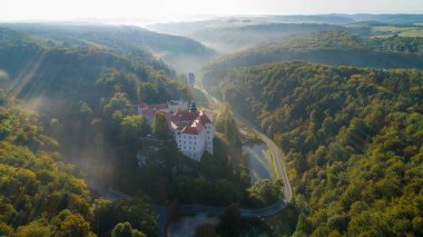Polonya 'nın Krakow kenti yakınlarındaki kireçtaşı uçurumu Pieskowa Skala, izole kaya 