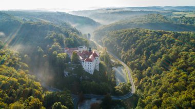 Polonya 'nın Krakow kenti yakınlarındaki kireçtaşı uçurumu Pieskowa Skala, izole kaya 