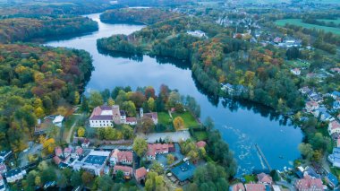 Polonya 'nın agw şehri ve Agowskie Gölü Panorama' sı. Şövalyeler Kalesi Misafirhanesi Manzarası.