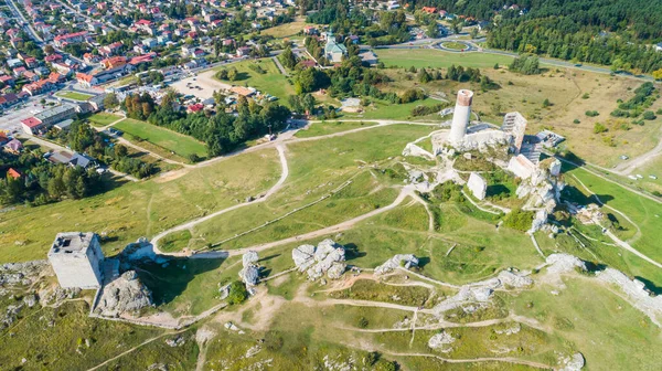 Middeleeuws Kasteel Het Dorp Olsztyn Herfst Landschap Trail Van Het Rechtenvrije Stockafbeeldingen