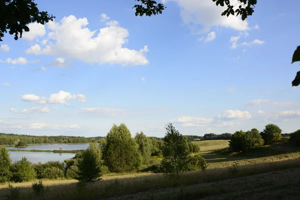 Poza miastem - wiejski krajobraz — Zdjęcie stockowe