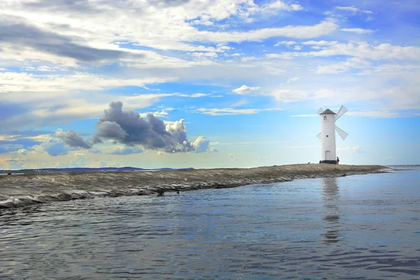 Faro - molino de viento en el rompeolas - Swinoujscie — Foto de Stock