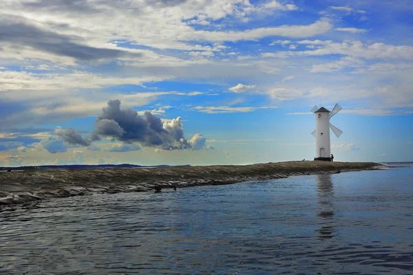 Faro - molino de viento en el rompeolas - Swinoujscie — Foto de Stock