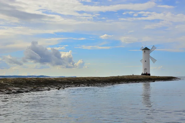 Leuchtturm - Windmühle auf dem Wellenbrecher - swinoujscie — Stockfoto