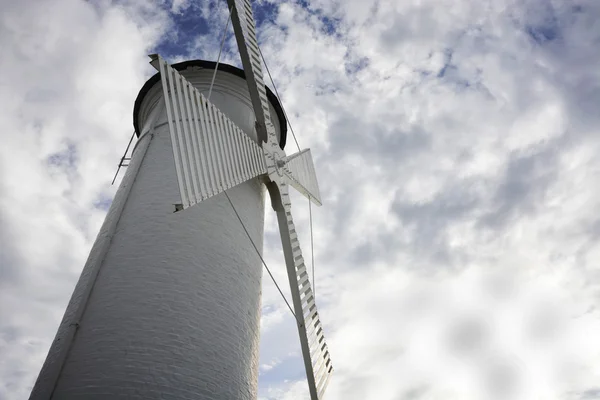 Vuurtoren - windmolen tegen de hemel - Swinoujscie — Stockfoto