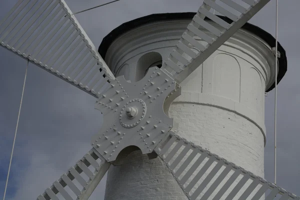 Faro - molino de viento contra el cielo - Swinoujscie — Foto de Stock