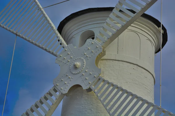 Maják - větrný mlýn proti obloze - Swinoujscie — Stock fotografie