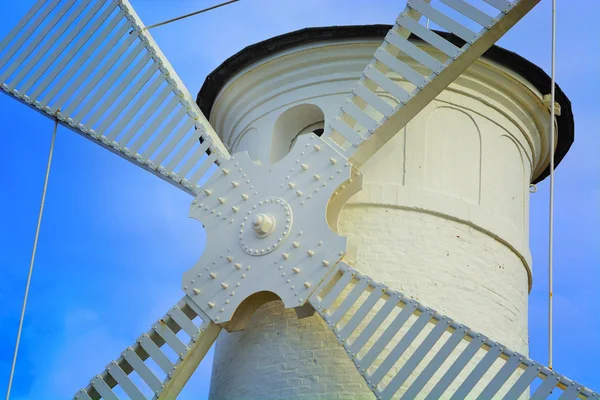 Faro - molino de viento contra el cielo - Swinoujscie — Foto de Stock